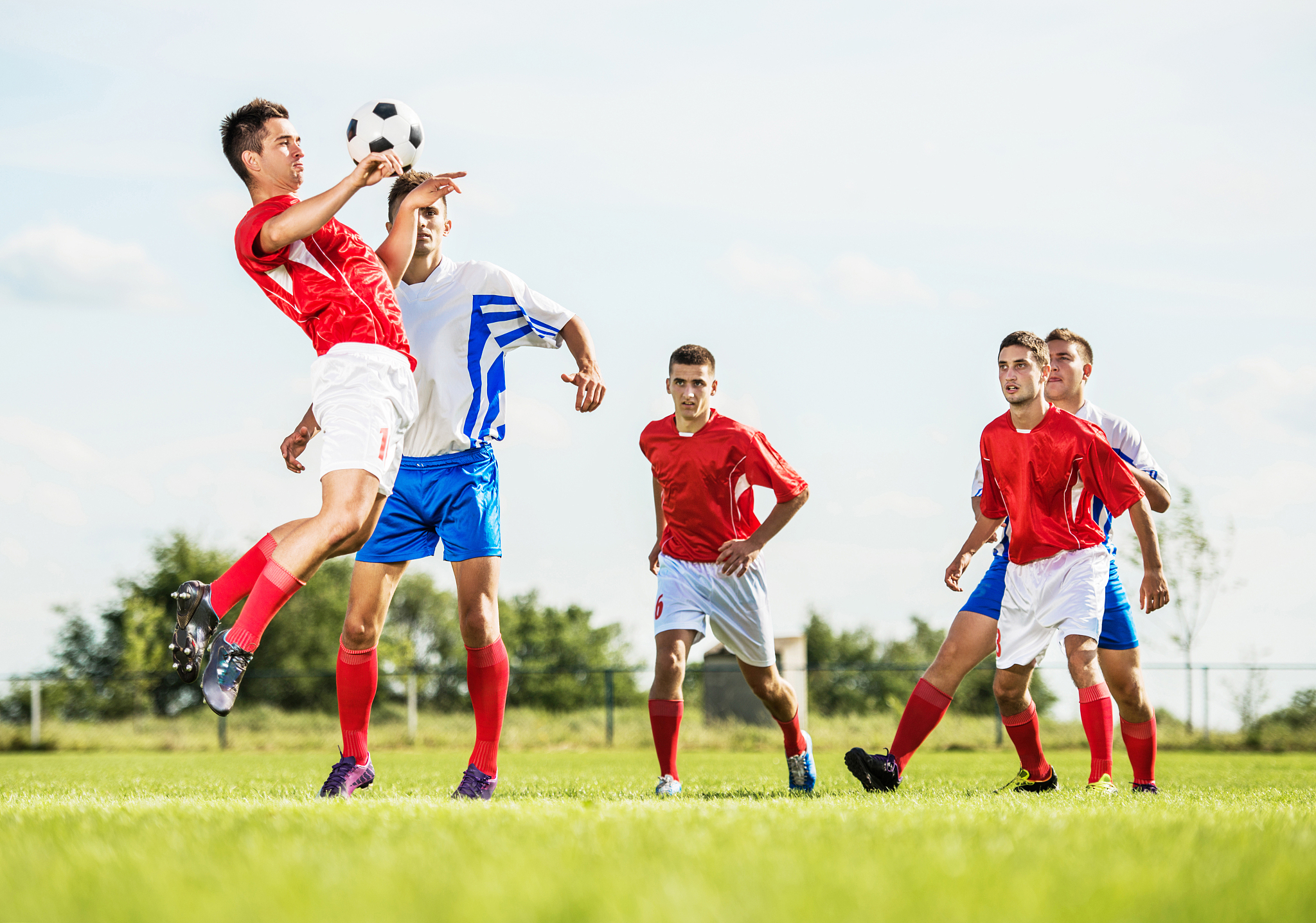 lpl竞猜-足球比赛激扬情怀，球迷热血欢呼雀跃