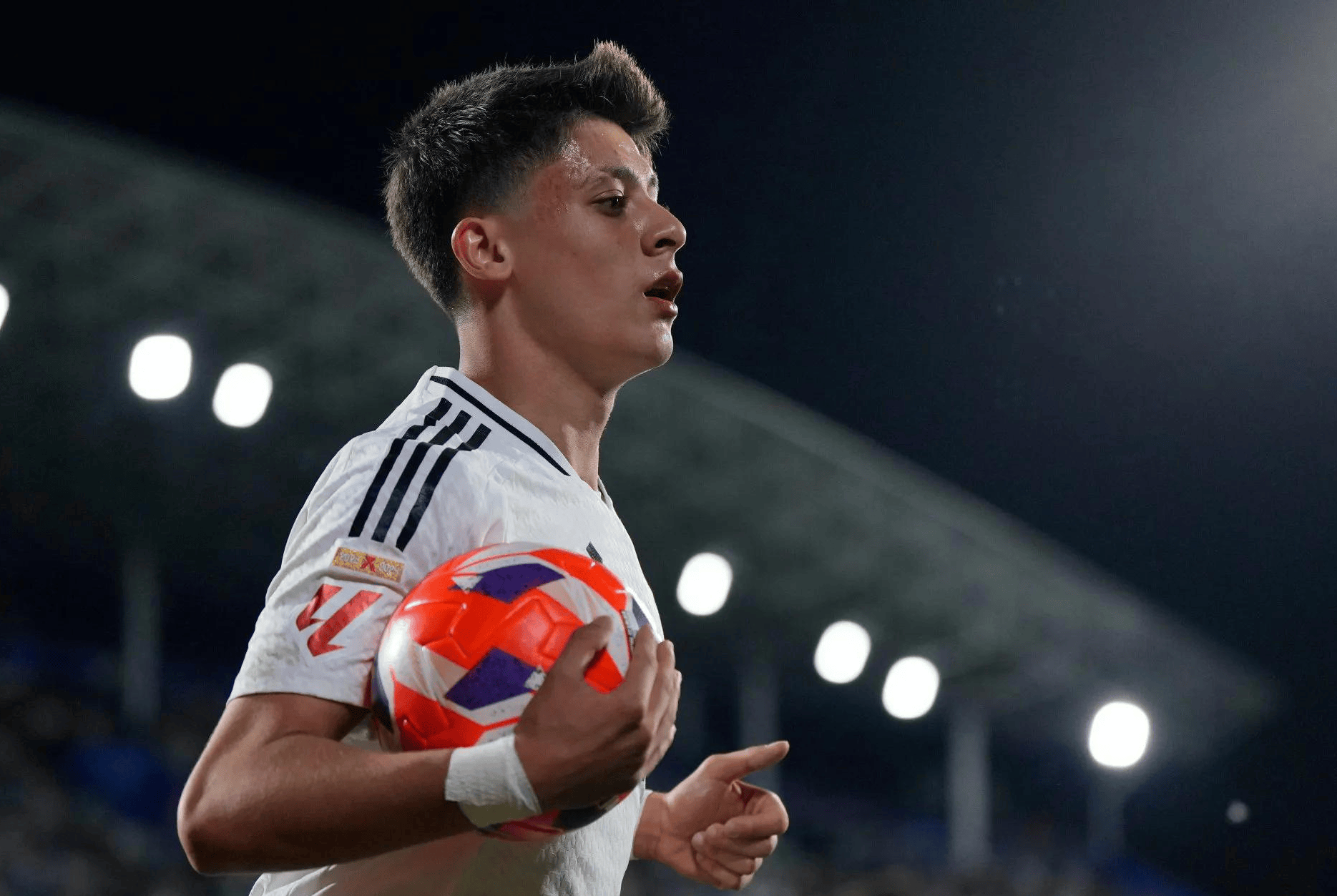 关于本泽马头球破门，皇马客场战平赫塔的信息