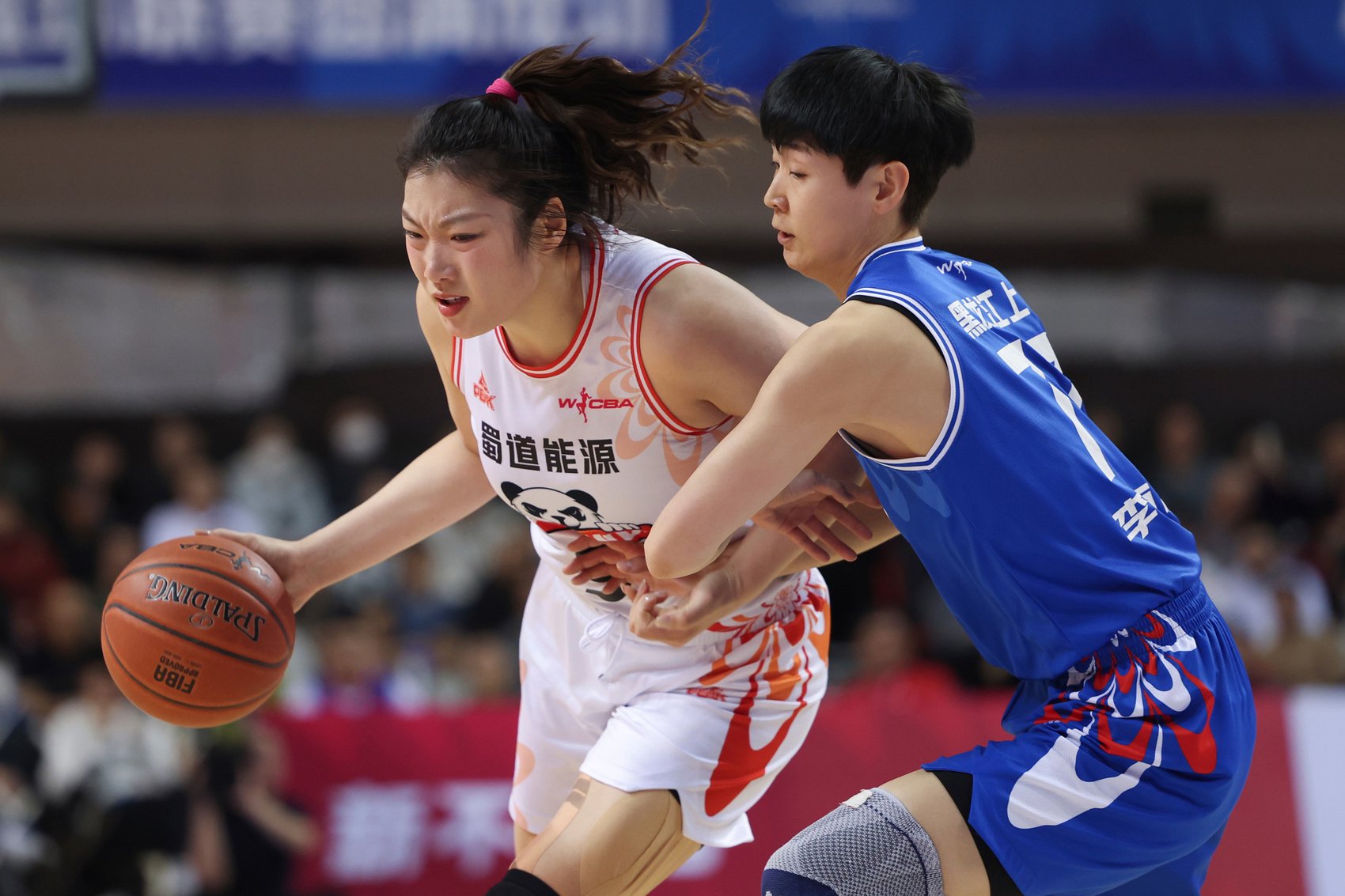 关于球员在比赛中突破重围获得胜利的信息