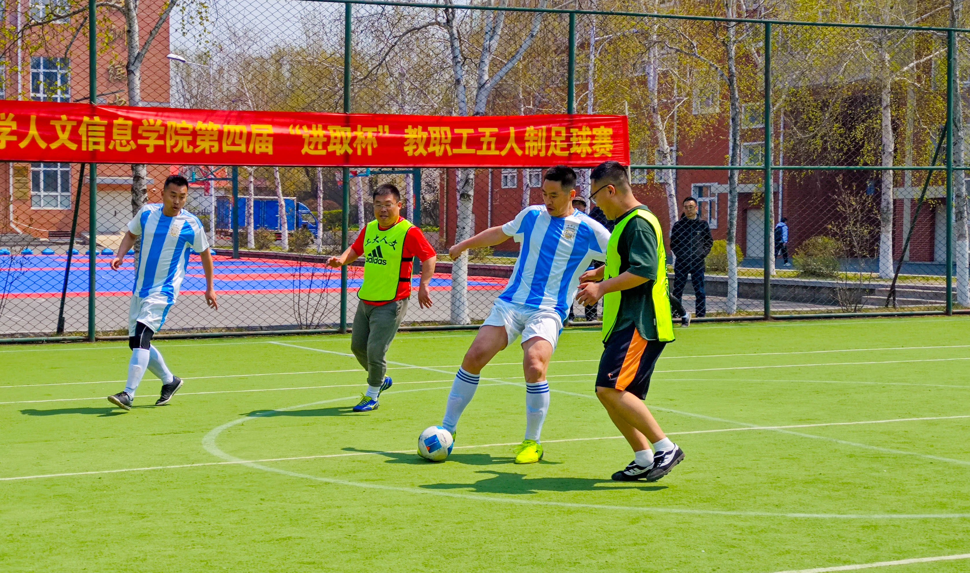 LOL英雄联盟投注竞猜-关于激情四射的足球赛场气氛热烈的信息