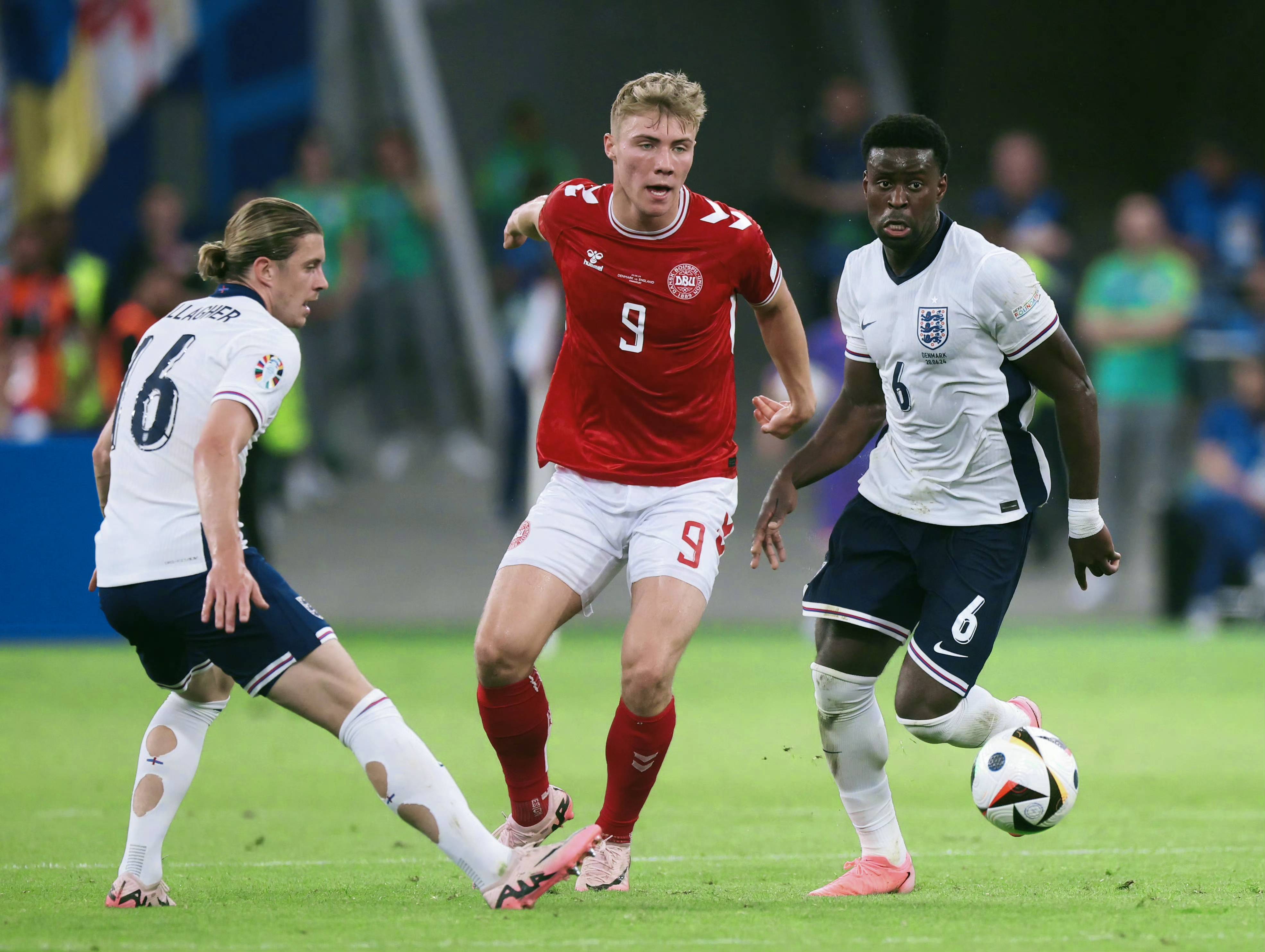 包含丹麦队赢得胜利，晋级决赛圈的词条