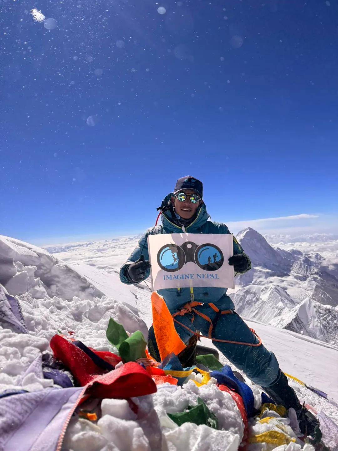 lpl竞猜-尼泊尔登山选手历经千辛万苦，最终成功登顶的简单介绍