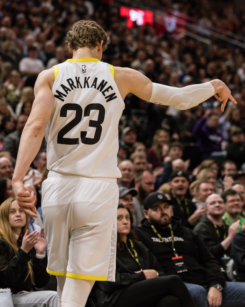 LOL电竞动态-包含爵士横扫快船，郭艾伦关键制胜的词条